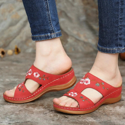 Moderne und stützende orthopädische Wintersandalen