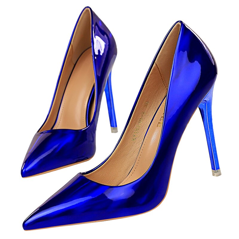 Elegante und detailreiche unterstützende Sommerschuhe