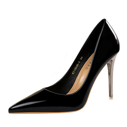 Elegante und detailreiche unterstützende Sommerschuhe