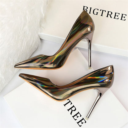 Elegante und detailreiche unterstützende Sommerschuhe