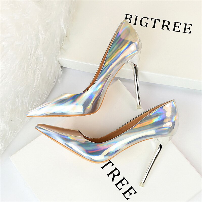 Elegante und detailreiche unterstützende Sommerschuhe