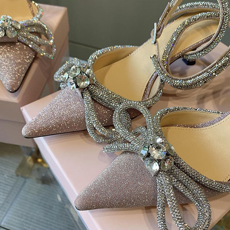 Unterstützende und modische orthopädische Sommerschuhe