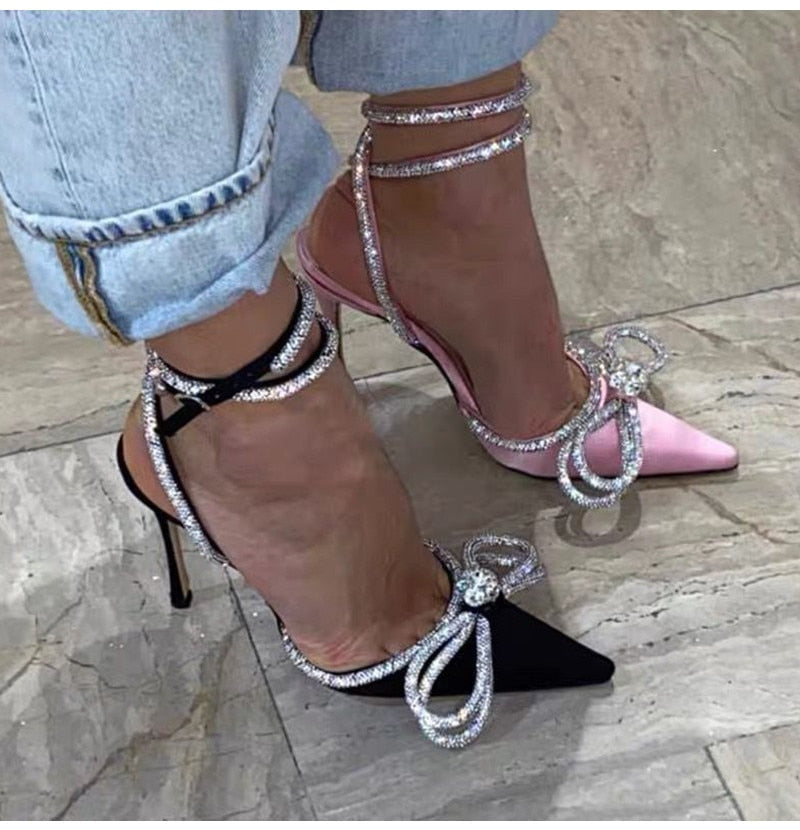 Unterstützende und modische orthopädische Sommerschuhe