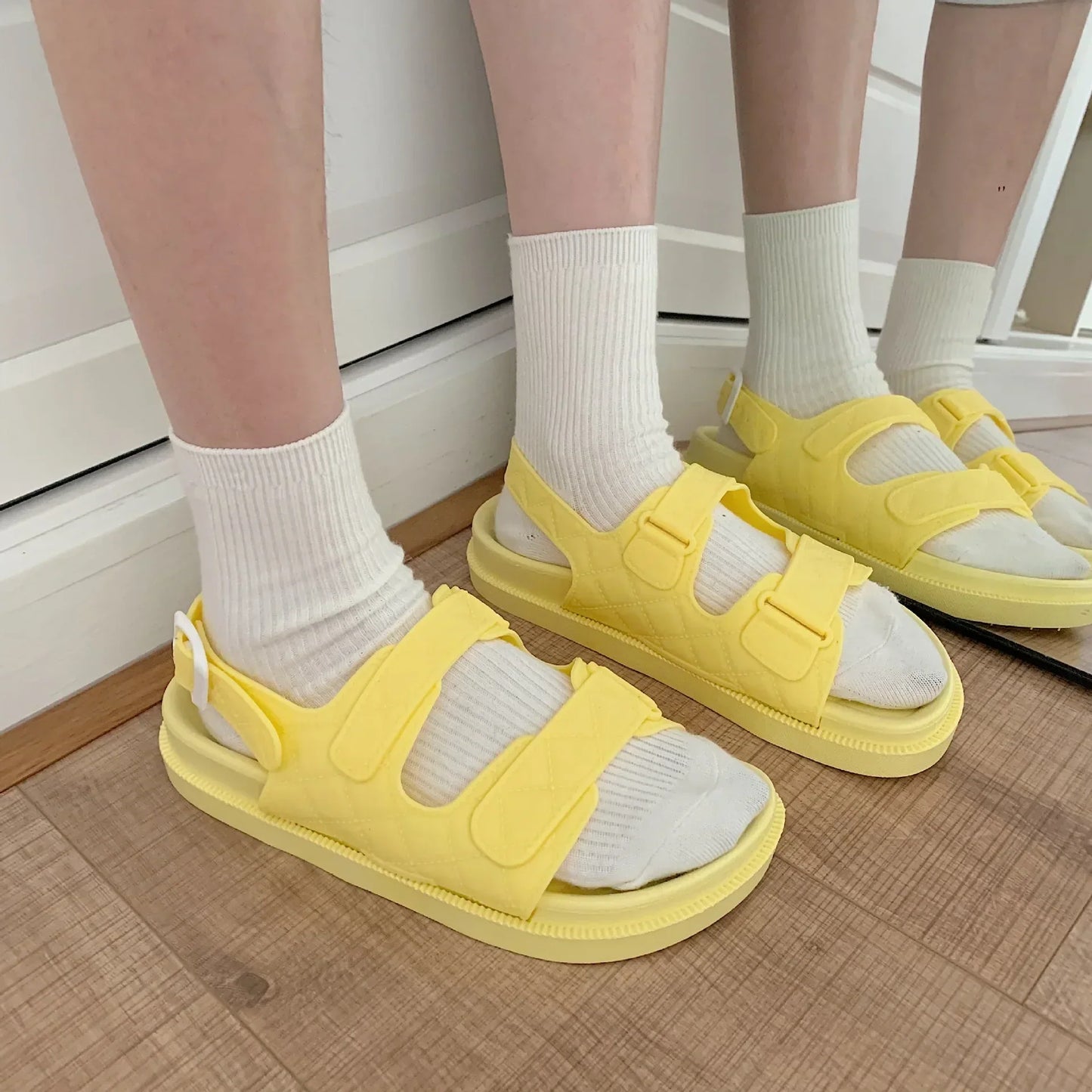 Bequeme und modische orthopädische Wintersandalen