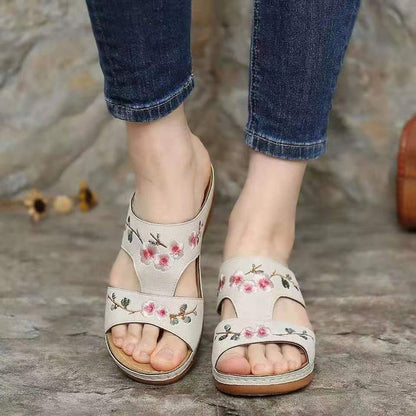 Moderne und stützende orthopädische Wintersandalen