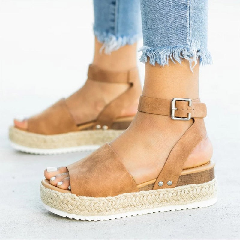 Schlanke und stützende orthopädische Wintersandalen