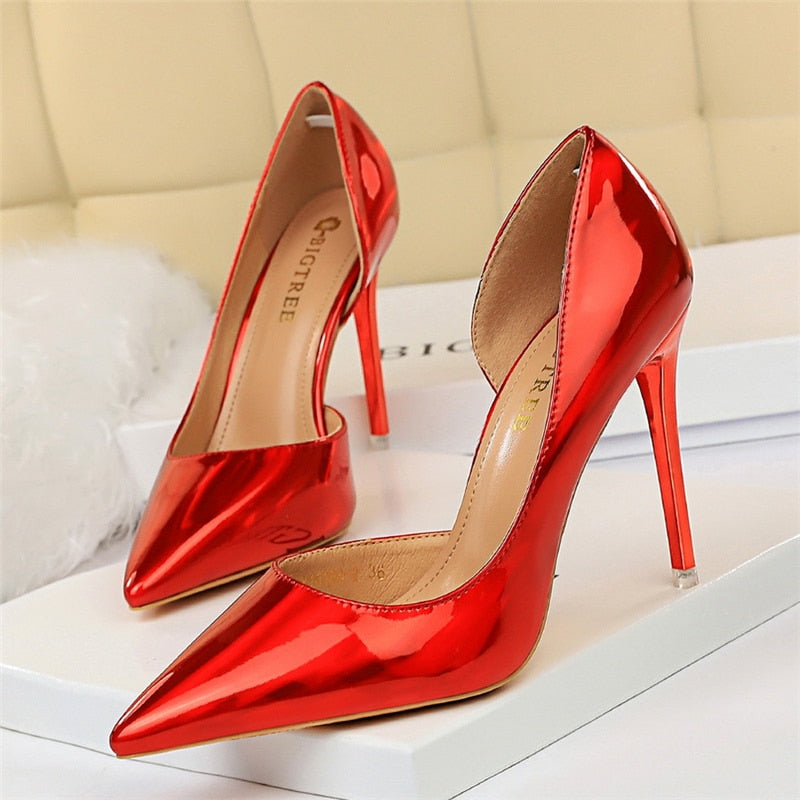 Elegante und detailreiche unterstützende Sommerschuhe