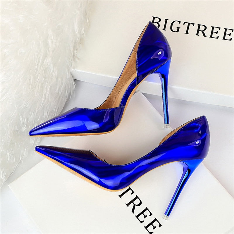 Elegante und detailreiche unterstützende Sommerschuhe
