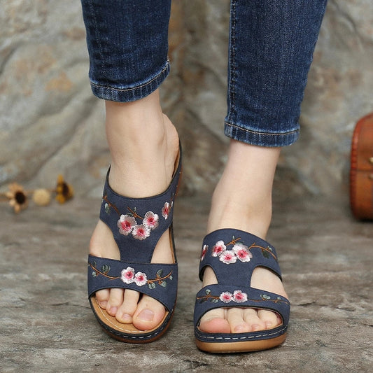 Moderne und stützende orthopädische Wintersandalen