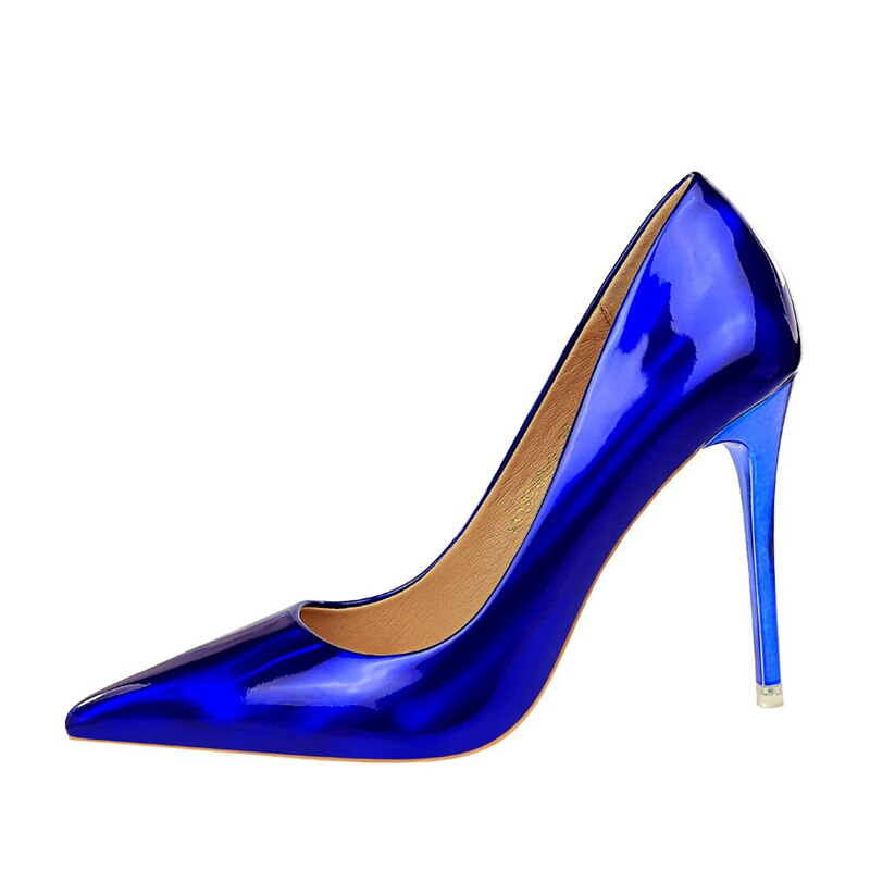 Elegante und detailreiche unterstützende Sommerschuhe