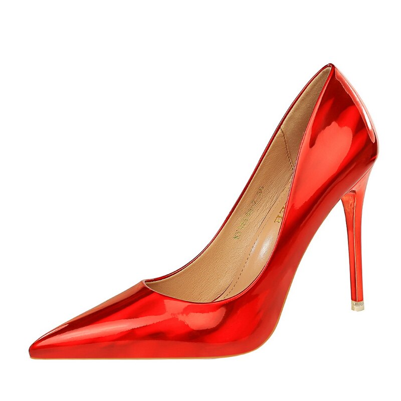 Elegante und detailreiche unterstützende Sommerschuhe