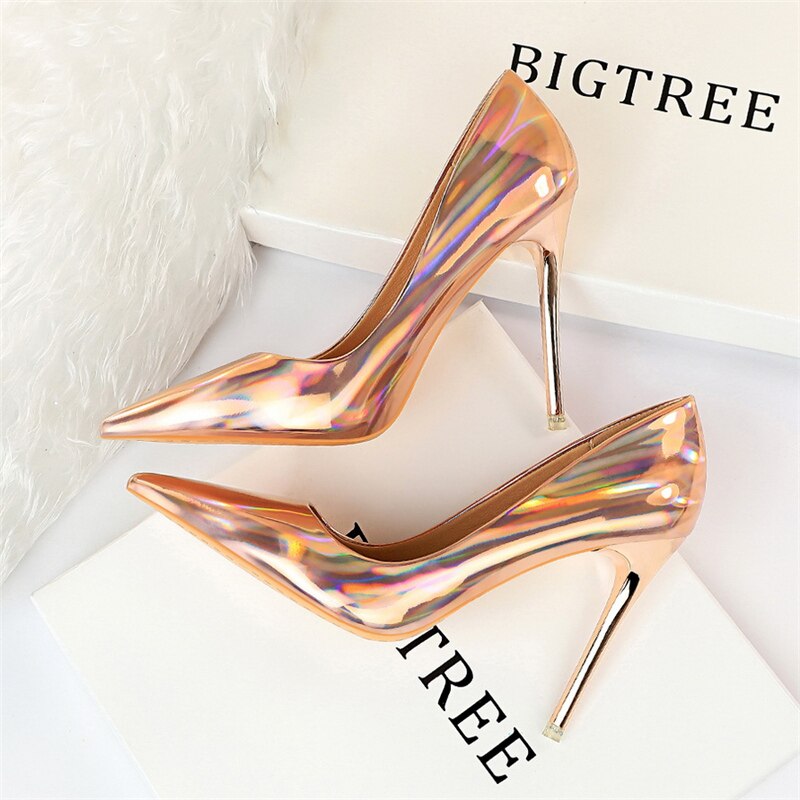Elegante und detailreiche unterstützende Sommerschuhe