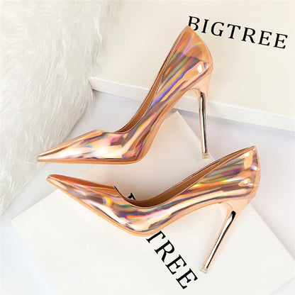 Elegante und detailreiche unterstützende Sommerschuhe