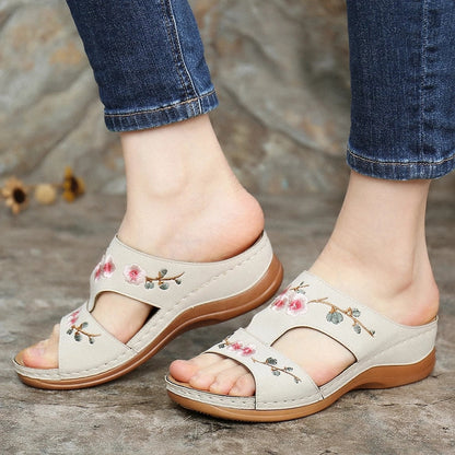 Moderne und stützende orthopädische Wintersandalen