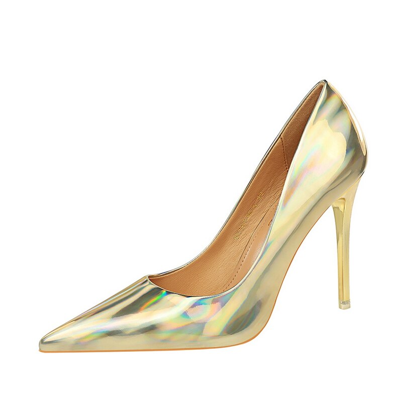 Elegante und detailreiche unterstützende Sommerschuhe