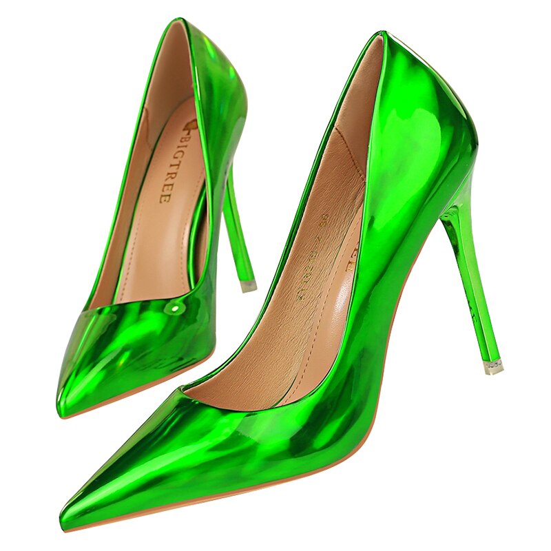 Elegante und detailreiche unterstützende Sommerschuhe