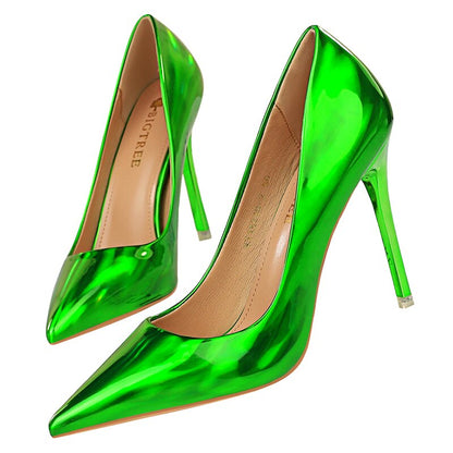 Elegante und detailreiche unterstützende Sommerschuhe