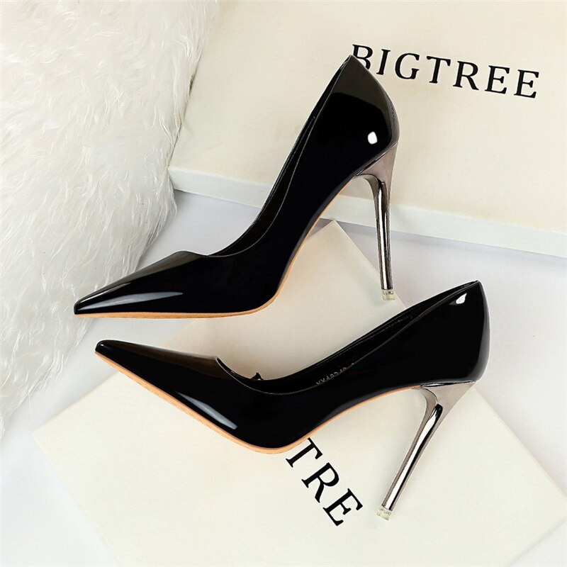 Elegante und detailreiche unterstützende Sommerschuhe