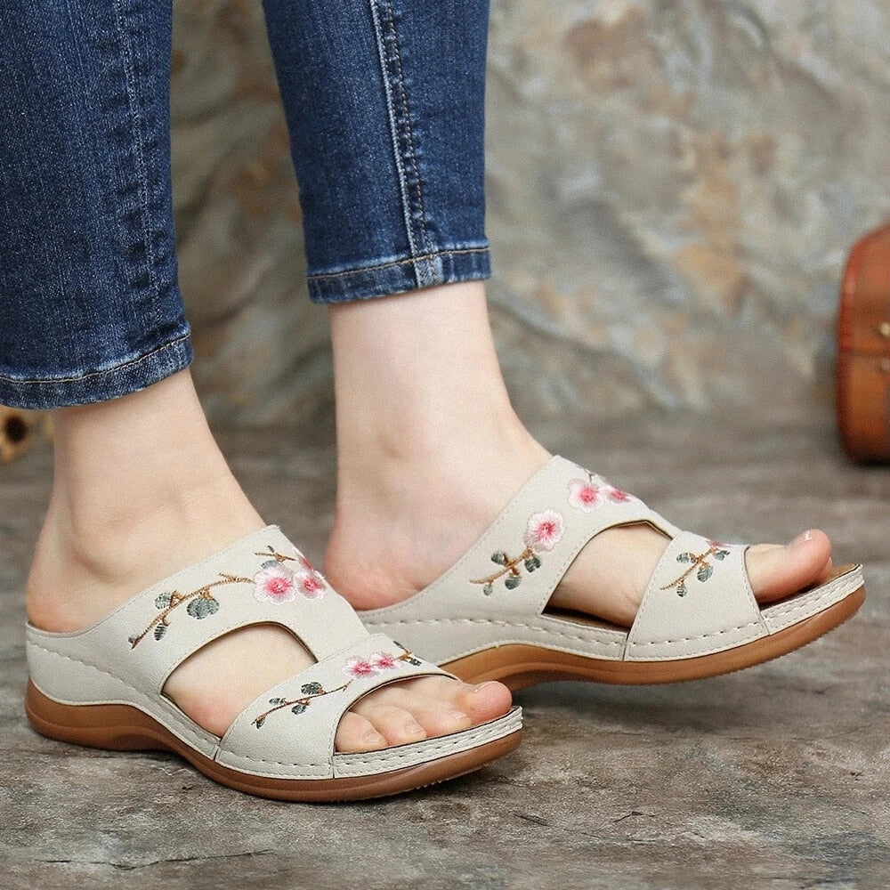 Moderne und stützende orthopädische Wintersandalen