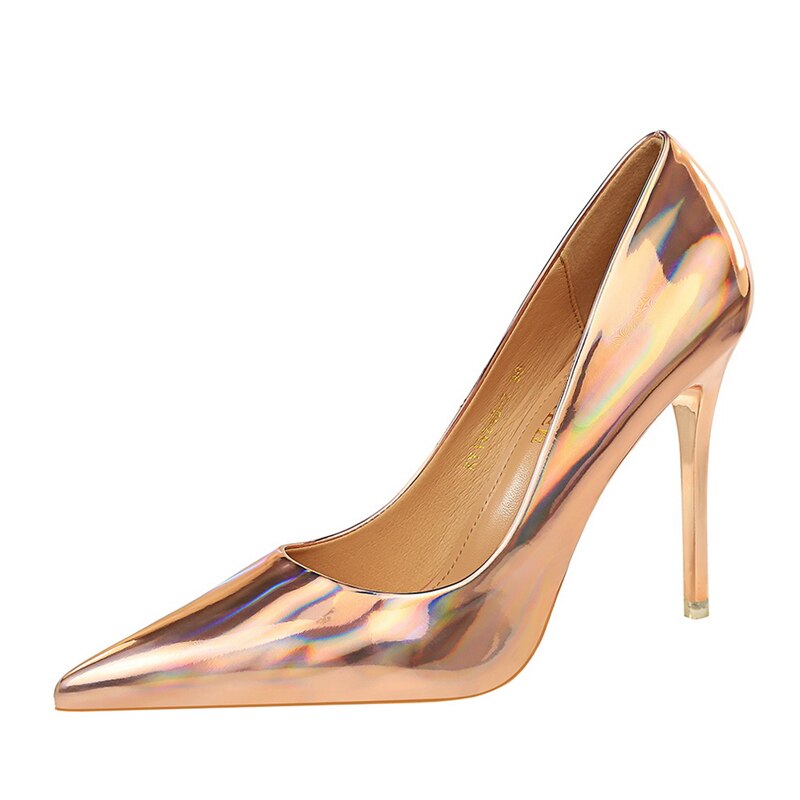 Elegante und detailreiche unterstützende Sommerschuhe