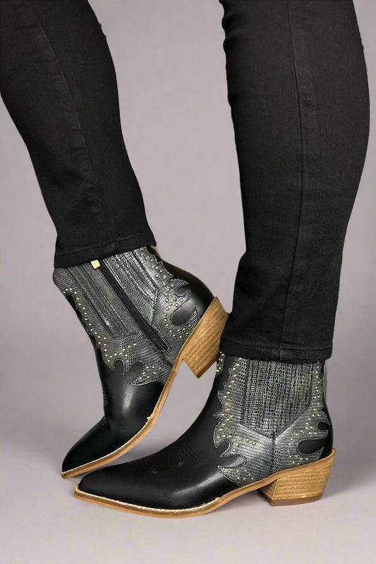Elegante und detailreiche stützende Sommerschuhe
