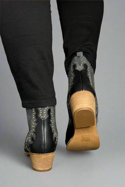 Elegante und detailreiche stützende Sommerschuhe