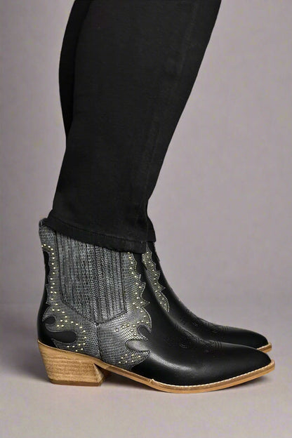 Elegante und detailreiche stützende Sommerschuhe