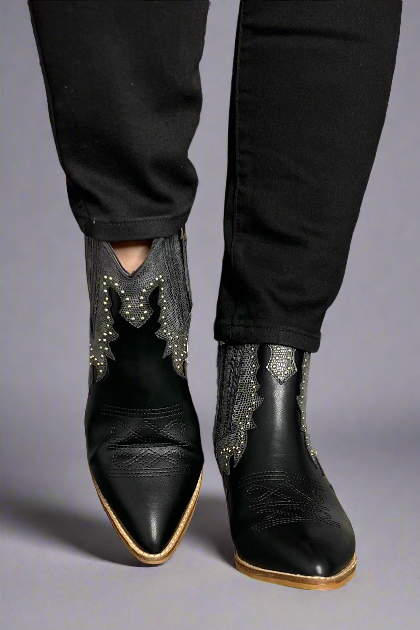 Elegante und detailreiche stützende Sommerschuhe
