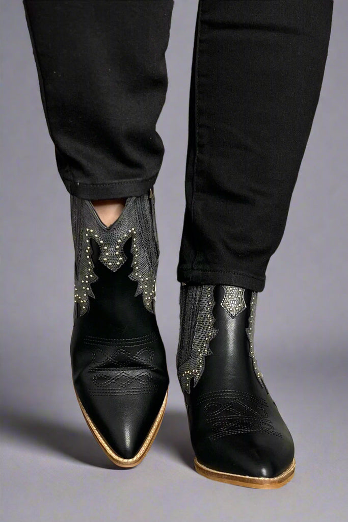 Elegante und detailreiche stützende Sommerschuhe