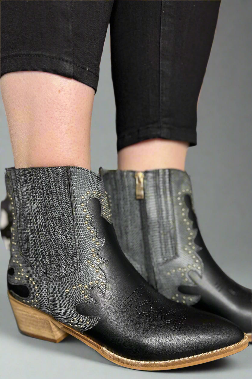 Elegante und detailreiche stützende Sommerschuhe
