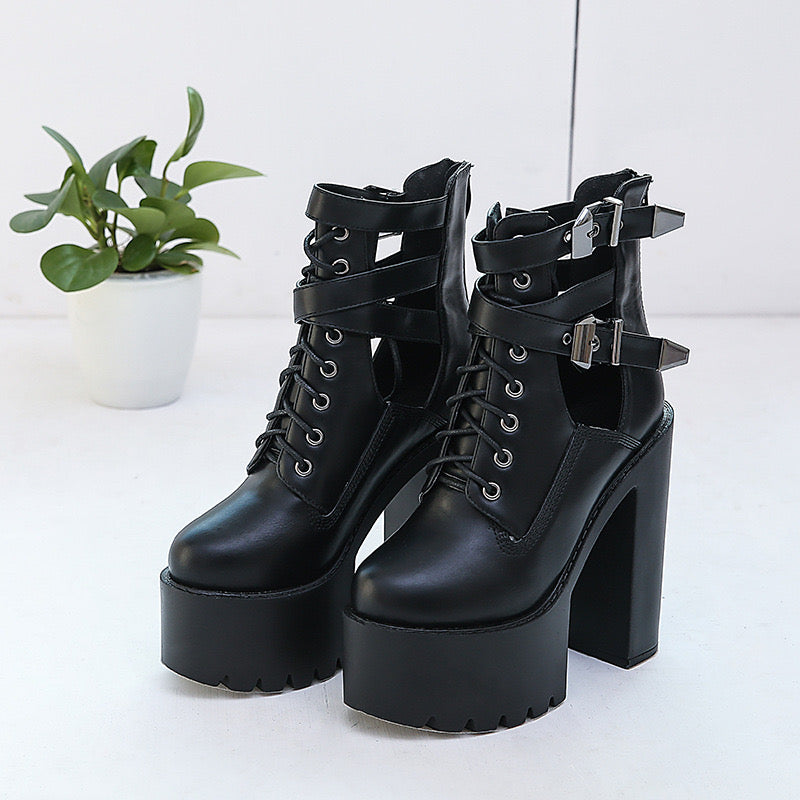 Moderne und stützende orthopädische Sommer Heels