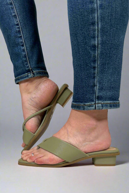 Stützende und trendige orthopädische Sommersandalen