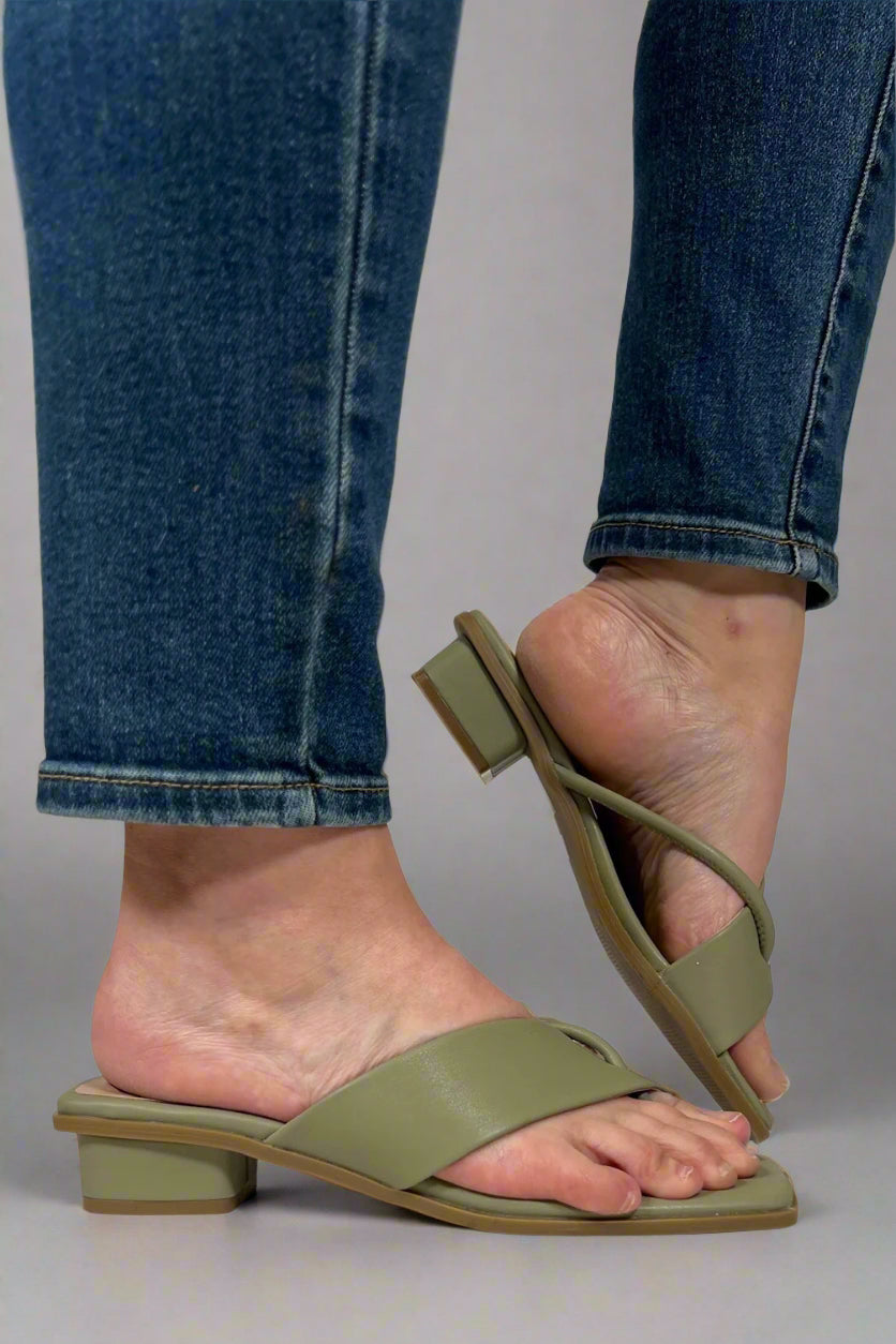 Stützende und trendige orthopädische Sommersandalen
