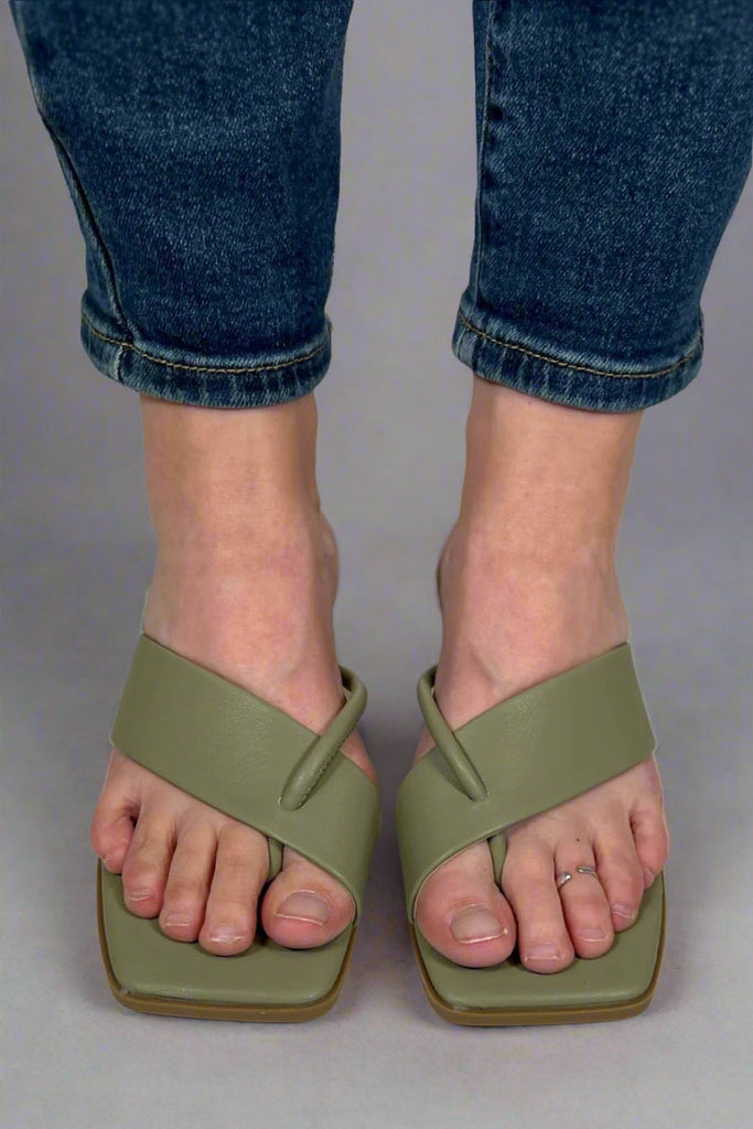 Stützende und trendige orthopädische Sommersandalen