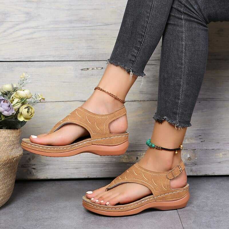 Modische und stützende orthopädische Wintersandalen