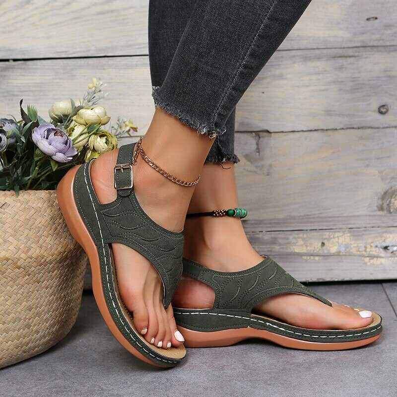 Modische und stützende orthopädische Wintersandalen