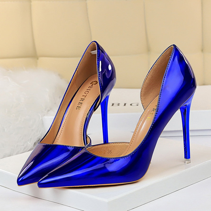 Elegante und detailreiche unterstützende Sommerschuhe