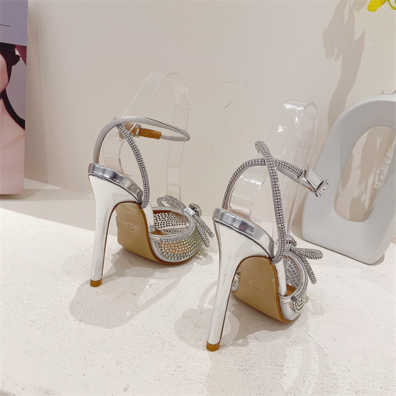 Zeitlose und stützende orthopädische Sommerschuhe