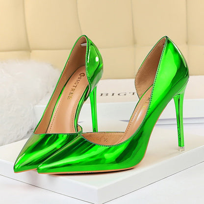 Elegante und detailreiche unterstützende Sommerschuhe
