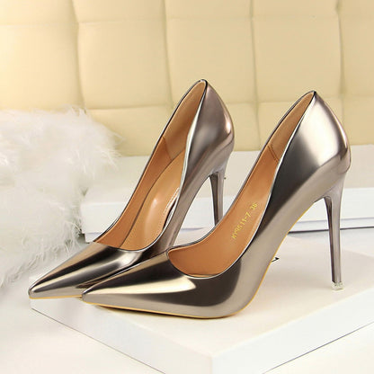 Elegante und detailreiche unterstützende Sommerschuhe
