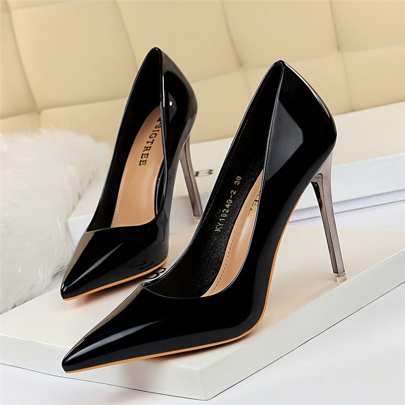 Elegante und detailreiche unterstützende Sommerschuhe