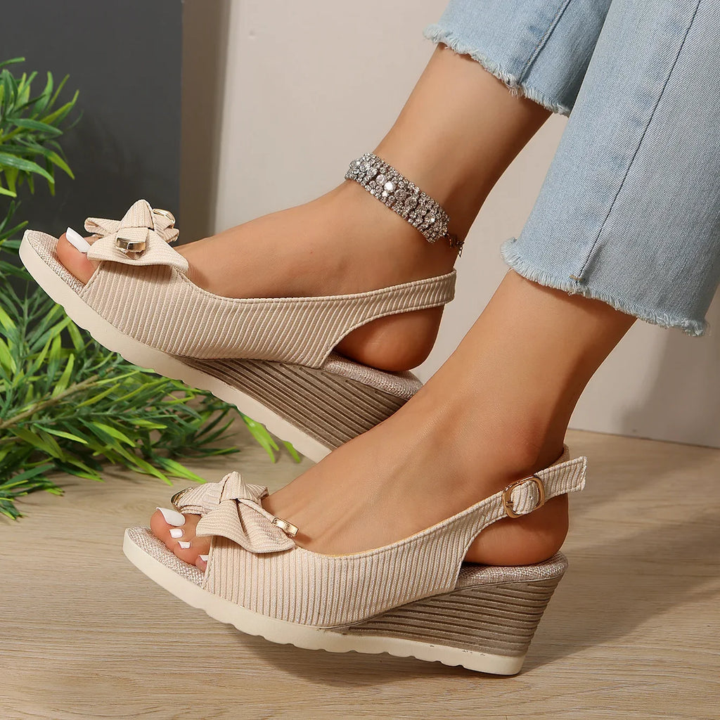 Elegante und detaillierte stützende Wintersandalen