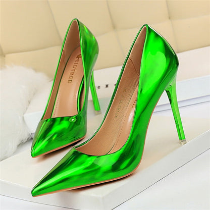 Elegante und detailreiche unterstützende Sommerschuhe