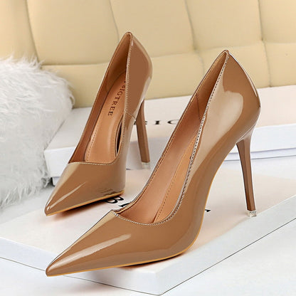 Elegante und detailreiche unterstützende Sommerschuhe