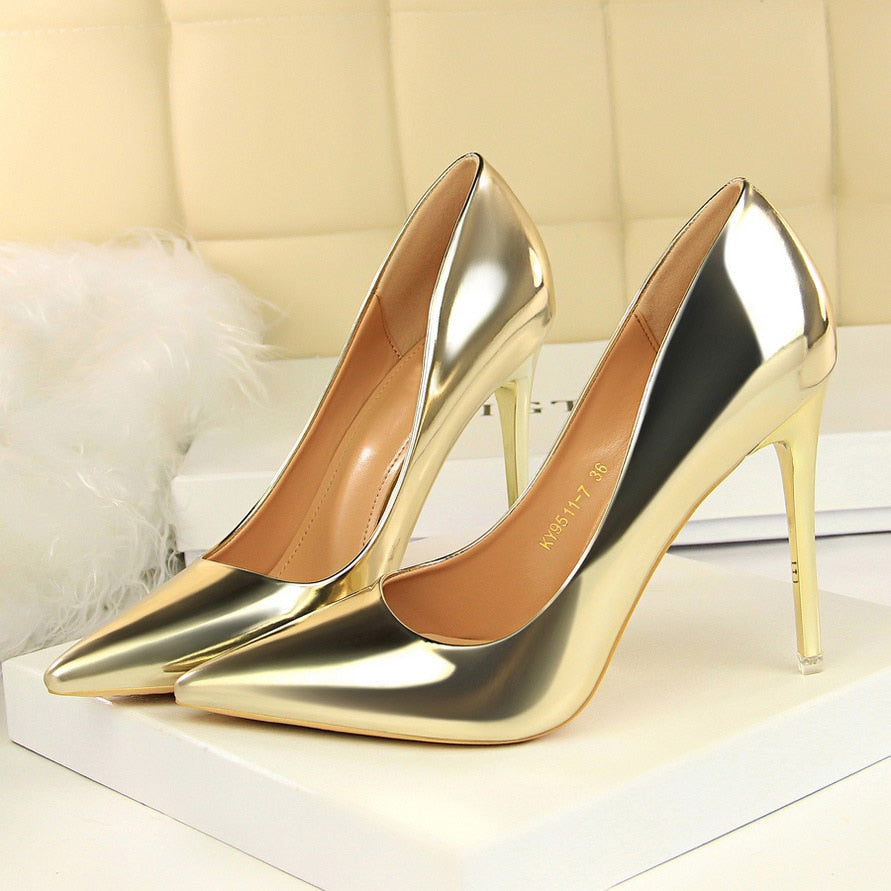 Elegante und detailreiche unterstützende Sommerschuhe