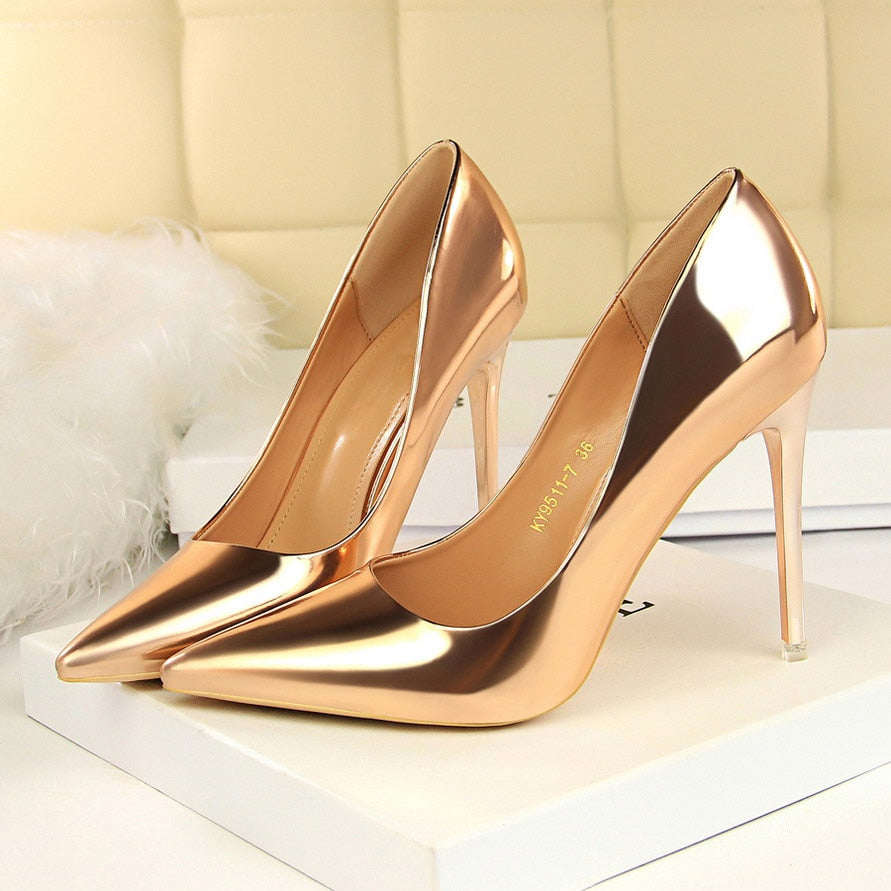Elegante und detailreiche unterstützende Sommerschuhe