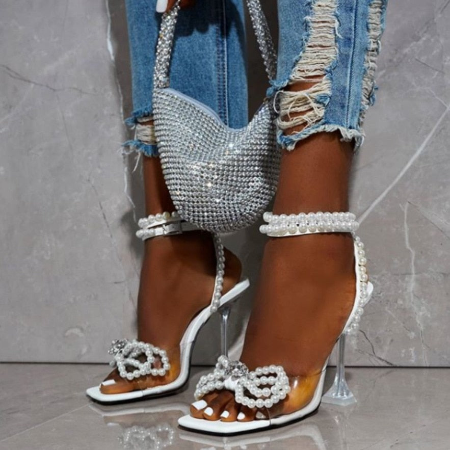 Zeitlose und stützende orthopädische Sommersandalen