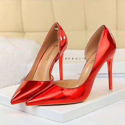 Elegante und detailreiche unterstützende Sommerschuhe