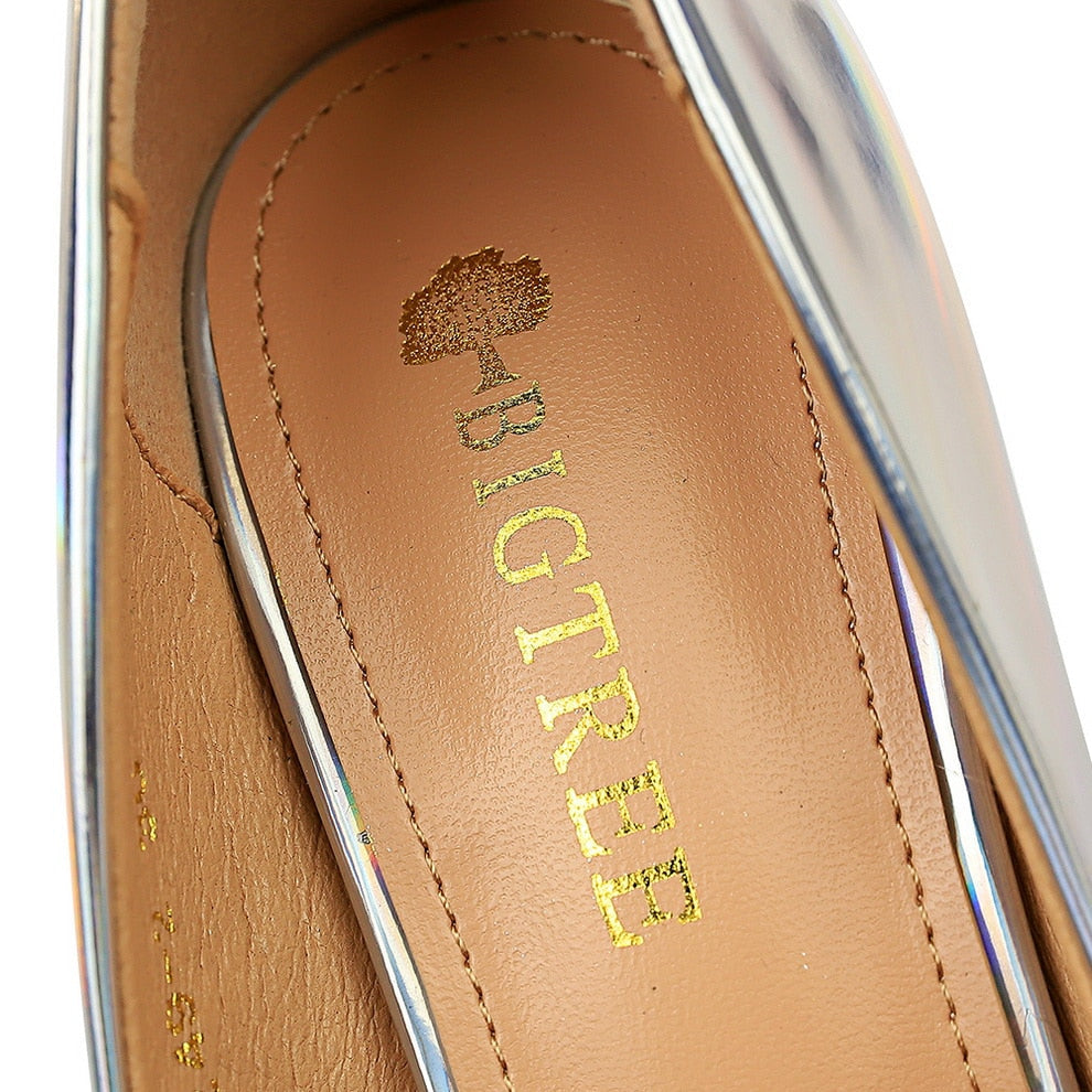 Elegante und detailreiche unterstützende Sommerschuhe