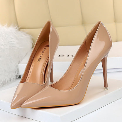 Elegante und detailreiche unterstützende Sommerschuhe